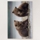 Bruine berenjongen bij de stroom legpuzzel (Verticaal)