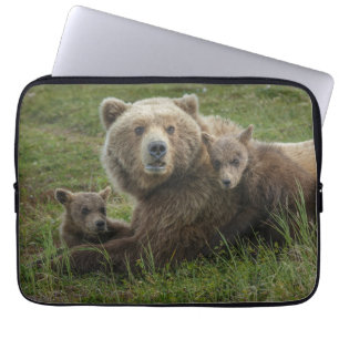Bruine berenjongen knuffelen met hun moeder laptop sleeve