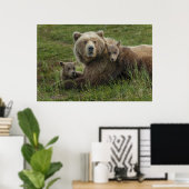 Bruine berenjongen knuffelen met hun moeder poster (Thuiskantoor)