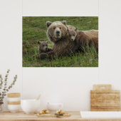 Bruine berenjongen knuffelen met hun moeder poster (Keuken)