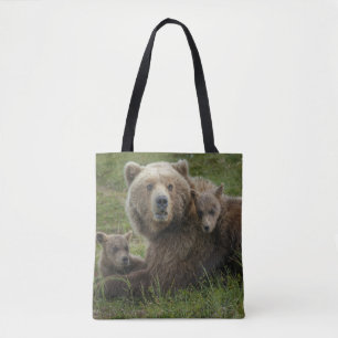 Bruine berenjongen knuffelen met hun moeder tote bag