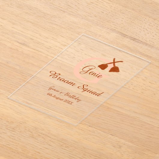 Bruine bezem Squad Verjaardag naam perzik monogram Acryl Uitnodigingen (Laagn)