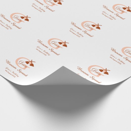 Bruine bezem Squad Verjaardag naam perzik monogram Cadeaupapier (Hoek)