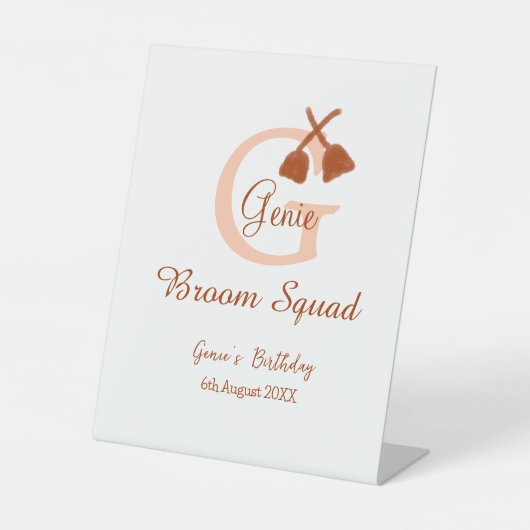 Bruine bezem Squad Verjaardag naam perzik monogram Reclamebord Met Voetstuk (Voorkant)