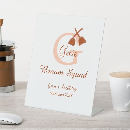 Bruine bezem Squad Verjaardag naam perzik monogram Reclamebord Met Voetstuk (Insitu)