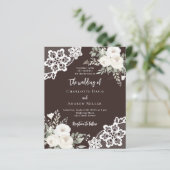 Bruine bister witte bloemen kant trouw uitnodiging (Staand voorkant)