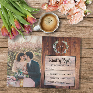 Bruine bladeren op houten monogram foto Trouw RSVP Kaart