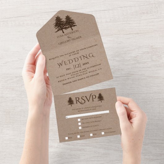 Bruine bomen in reliëf op kraftpapier herbergen br all in one uitnodiging (Afscheurbaar)