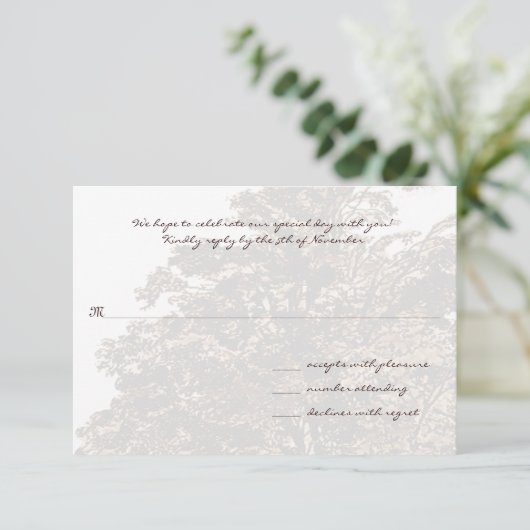 Bruine Boom Bruiloft Monogram Reactiekaart RSVP Kaartje (Staand voorkant)