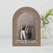 Bruine Botanische Bladeren Boog Bewaar de Datum Kaart (Staand voorkant)