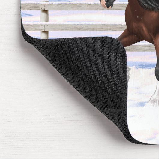 Bruine bruine bypsy verkenner in sneeuw muismat (Hoek)