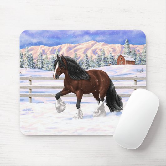 Bruine bruine bypsy verkenner in sneeuw muismat (Met muis)