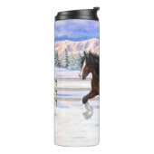 Bruine bruine bypsy verkenner in sneeuw thermosbeker (Gedraaid links)