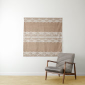 Bruine burlap off-white kanten textuur wandkleed (In situ)