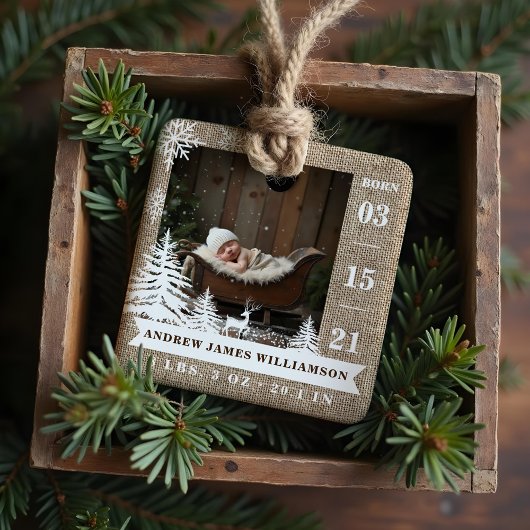 Bruine Burlap Pine Tree Baby Geboortestatistieken  Keramisch Ornament