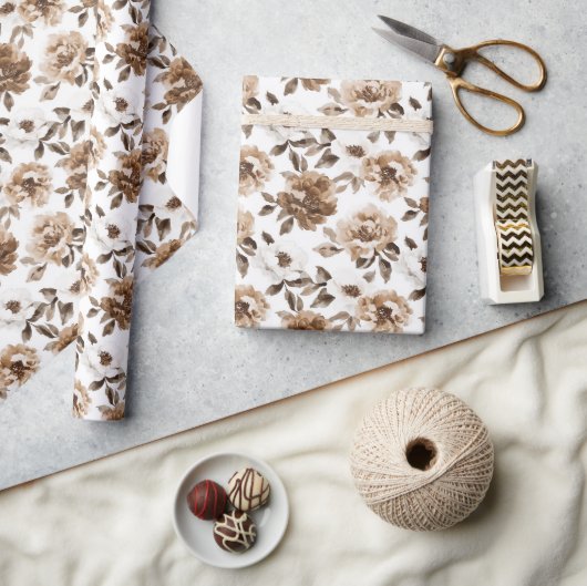 Bruine Crème Witte Bloemen Verjaardag Cadeaupapier (Crafts)