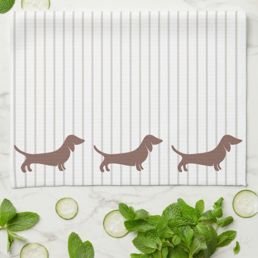 Bruine Dachshunds op Beige Stripes Theedoek (Gevouwen)