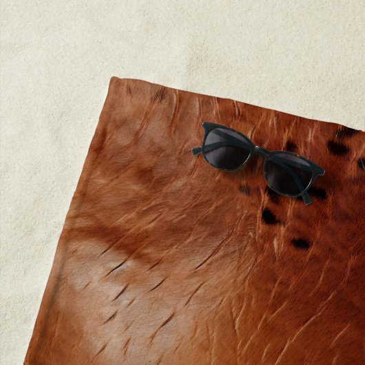 Bruine dierenprint strandlaken (In situ)