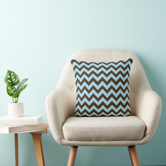 Bruine en Baby Blue Chevron Stripes Kussen (Stoel)