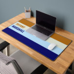 Bruine en blauwe strepen patroon bureaumat<br><div class="desc">Upgrade uw werkruimte met de Brown and Blue Stripes Pattern Desk Mat. Met een klassiek gestreept ontwerp in rijk bruin en diep blauw, biedt deze bureaulat een glad oppervlak voor uw toetsenbord en muis, terwijl u een verfijnde en moderne touch aan uw bureau toevoegt. Perfect voor thuiskantoren, studieruimtes of iedereen...</div>