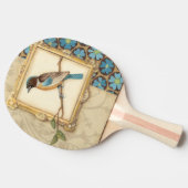 Bruine en blauwe vogel op een bijkantoor die omhoo tafeltennisbatje (Zijkant)