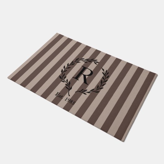 Bruine en Taan gestreepte Zwarte Krans Monogram Deurmat (Schuin)