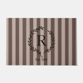 Bruine en Taan gestreepte Zwarte Krans Monogram Deurmat (Voorkant)
