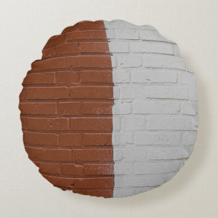 Bruine en witte betonwand rond kussen