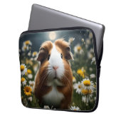 Bruine en witte cavia maan en madeliefjes, laptop sleeve (Voorkant Links)