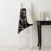 Bruine en witte gedroogde bladeren sherpa deken (In situ)