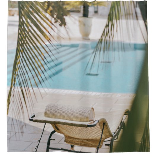 Bruine en zwarte armstoel naast zwembad in t douchegordijn (Voorkant)