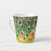 Bruine forel vliegt voor hem, voor haar latte mok (Linkerhoek)