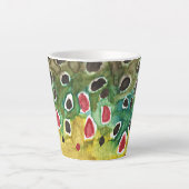 Bruine forel vliegt voor hem, voor haar latte mok (Voorkant)