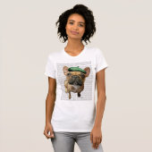 Bruine Franse Bulldog met groen Pet 2 T-shirt (Voorkant volledig)
