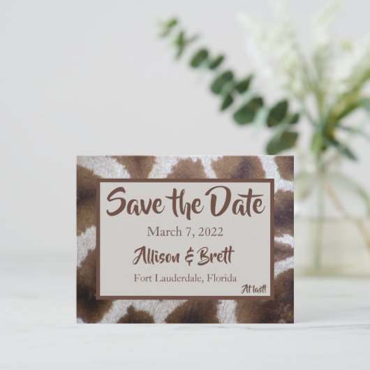 Bruine Giraffe Sla de datumkaart op Save The Date (Staand voorkant)