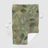 Bruine Grijze Bladeren Aangepaste Monogram of Naam Golfhanddoek (Insitu)