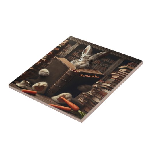 Bruine haas lezen in bibliotheek. Bewerkbare naam Tegeltje (Zijkant)