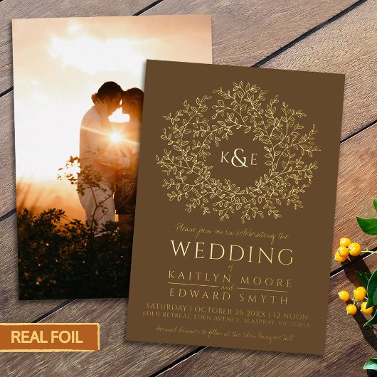 Bruine hand getrokken blad monogram kunst gouden b folie uitnodiging