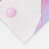 Bruine harige zeemeermin met roze bloemen in haar fleece deken (Hoek)