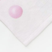 Bruine harige zeemeermin met roze bloemen in haar fleece deken (Hoek)