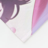 Bruine harige zeemeermin met roze bloemen in haar fleece deken (Hoek)