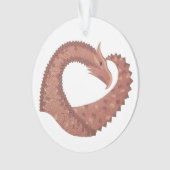 Bruine hartdraak op wit ornament (voorkant)