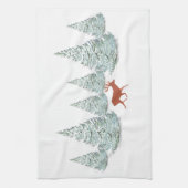 Bruine herten onder met sneeuw bedekte sparrenbome theedoek (Verticaal)