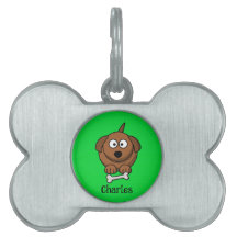 Bruine hond met bot gepersonaliseerd op groen