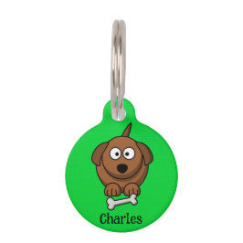 Bruine hond met bot gepersonaliseerd op groen huisdierpenning