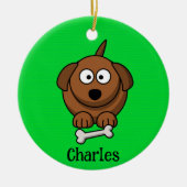 Bruine hond met bot gepersonaliseerd op groen keramisch ornament (Voorkant)