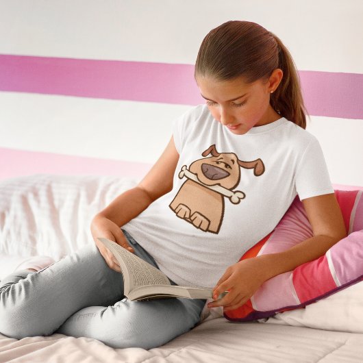 Bruine hond met een bot T-shirt