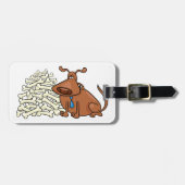 Bruine hond met stapel Botten Schattige huisdier Bagagelabel (Voorkant horizontaal)