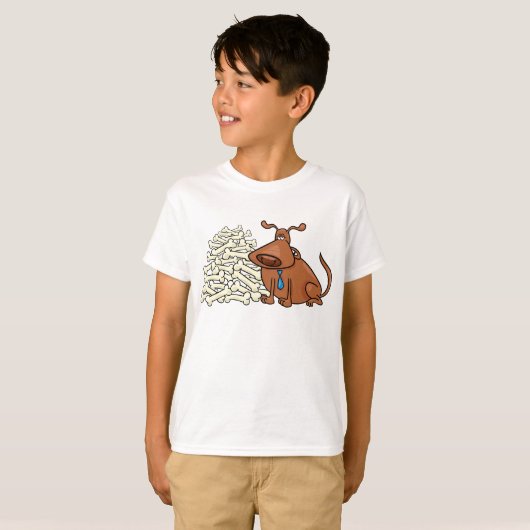 Bruine hond met stapel Botten Schattige huisdier T-shirt (Voorkant volledig)