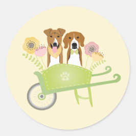 Bruine honden in wielbarroenbloemen ronde sticker